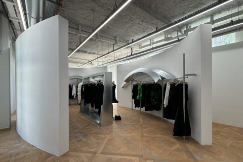 Dover-Street-Market-Paris-7-scaled-e1715591448594-492x328.jpg